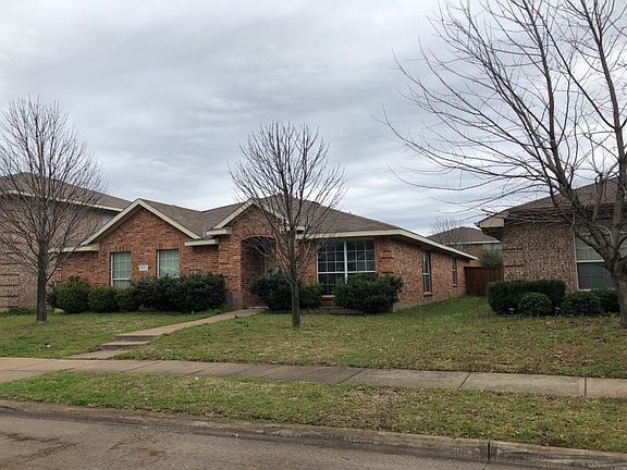 3rd image of 820 Horseshoe Ct