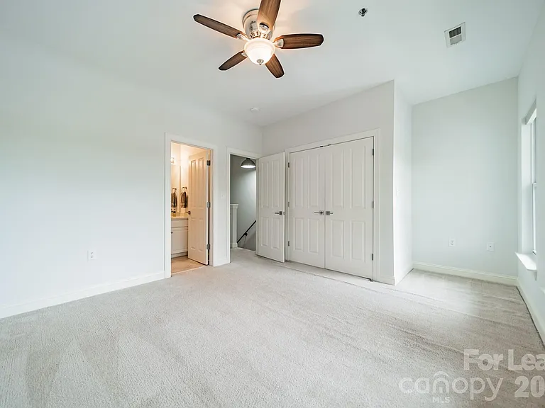 642 E 9th St — Photo 32