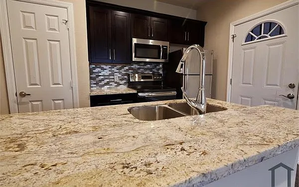 2 bed, 870 sqft, $1,400 — Photo 1