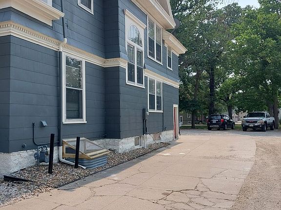 3rd image of 915 1st Dr NW APT 5