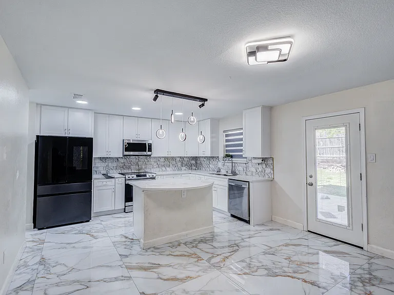 519 Darlene Trl — Photo 3