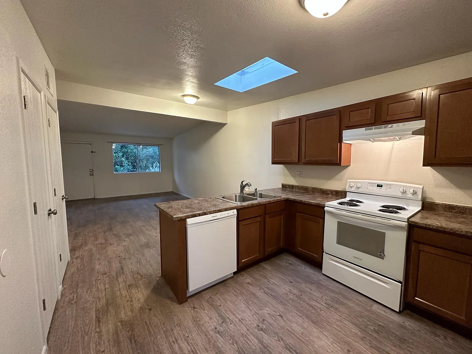2 bed, $990 — Photo 3