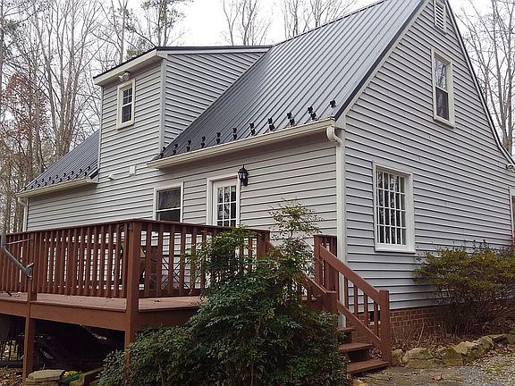 Convenient deck access from driveway