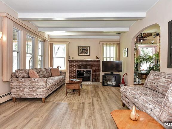 5th image of 140 Harding Road