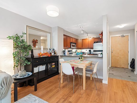 4th image of 625 Park Cres #208