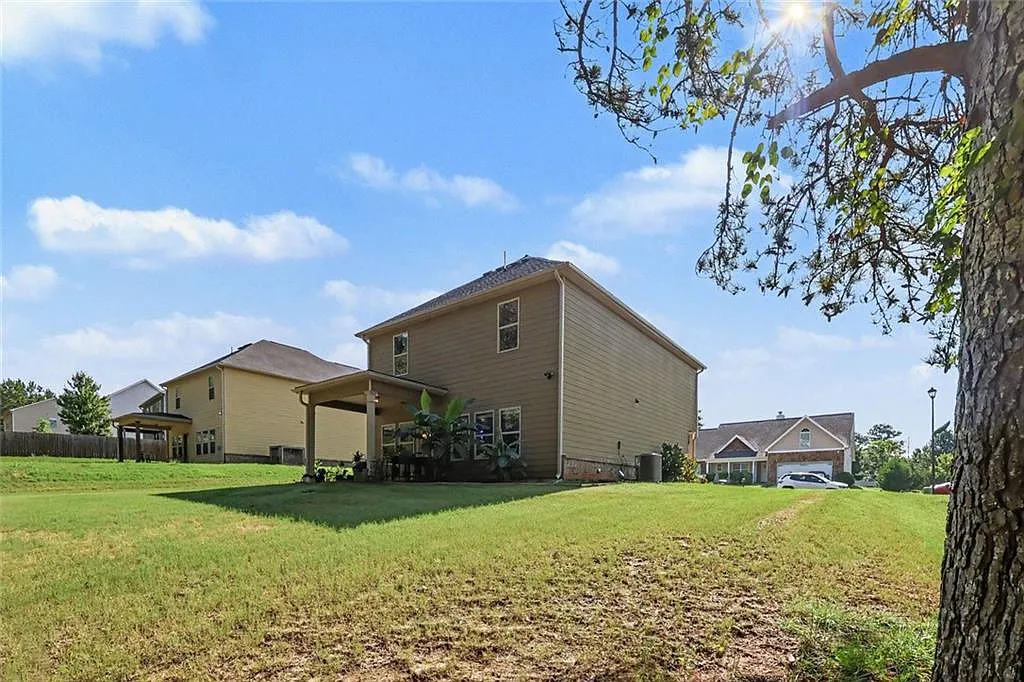 4 bed, 2.5 bath, 2120 sqft, $2,200 — Photo 3