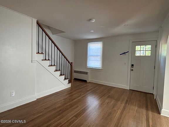 4th image of 907 Railroad St
