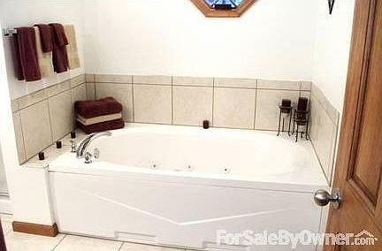 Master bathroom : Relaxing whirlpool spa tub