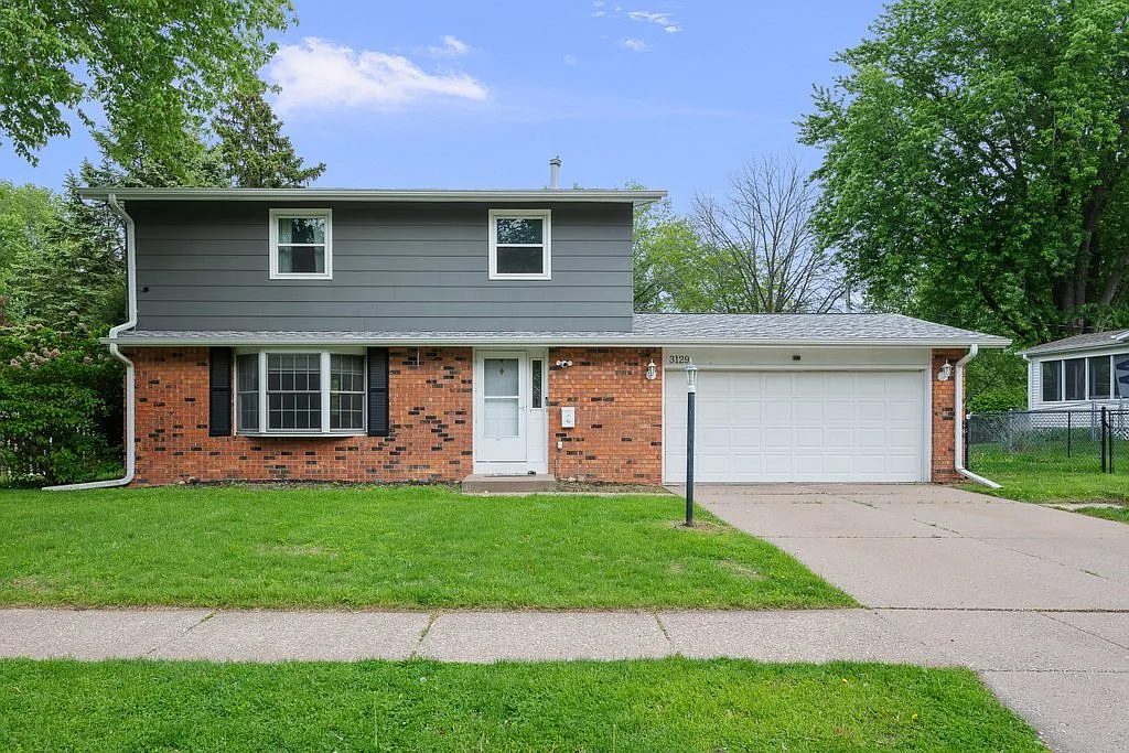 4 bed, 1.5 bath, 1940 sqft, $2,400 — Photo 1