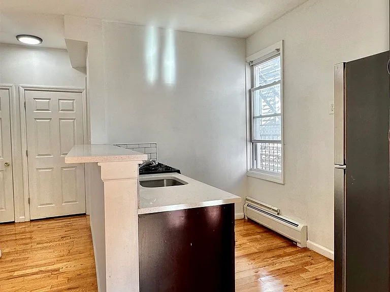 245 Duncan Ave #4 — Photo 5