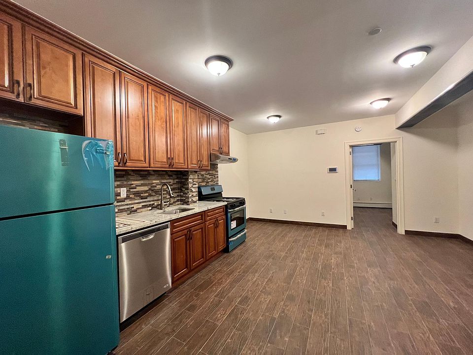 2nd image of 14019 Beech Ave #11