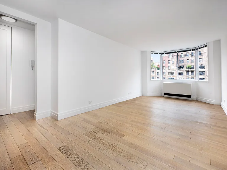 429 E 52nd St #11D — Photo 3