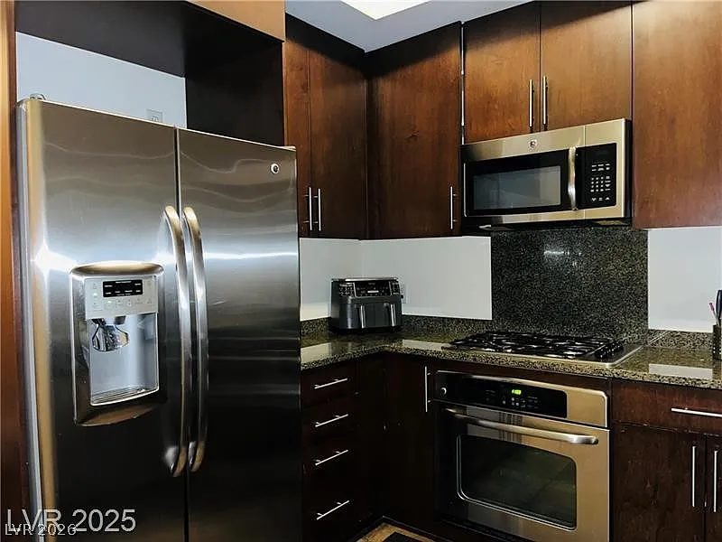 1 bed, 1.0 bath, 1033 sqft, $1,900 — Photo 3