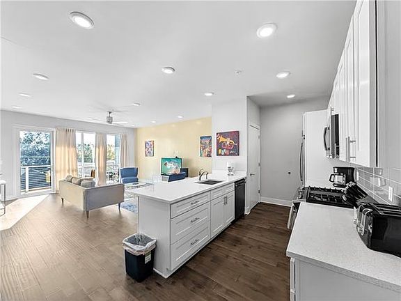 4th image of 900 Bartholomew St #406