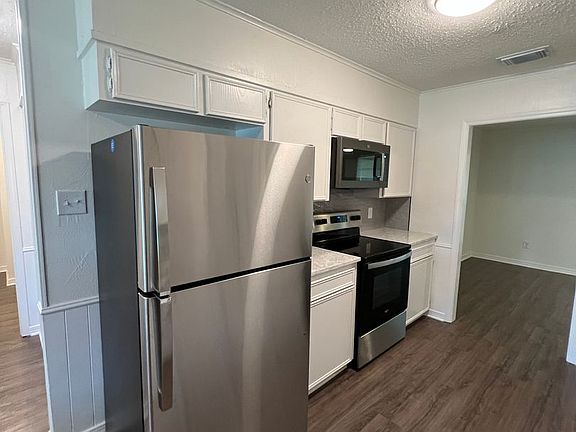 5th image of 440 Westwood Dr