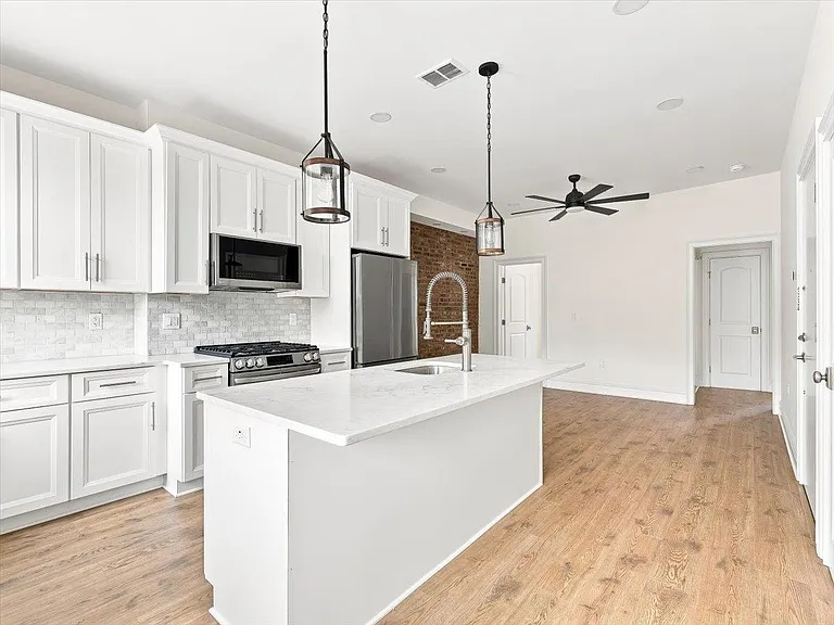 155 Grand St #2 — Photo 10