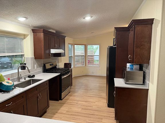 3rd image of 220 Jeffery Dr