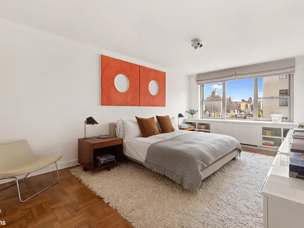 650 Park Avenue image 2 of 11