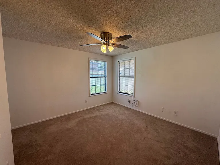 728 Spencer St — Photo 18