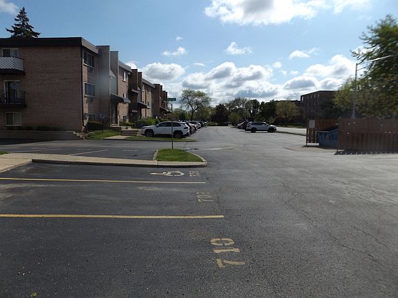 3rd image of 710 W Huntington Commons Rd APT 2B
