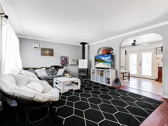 3rd image of 702 Laguna Ave