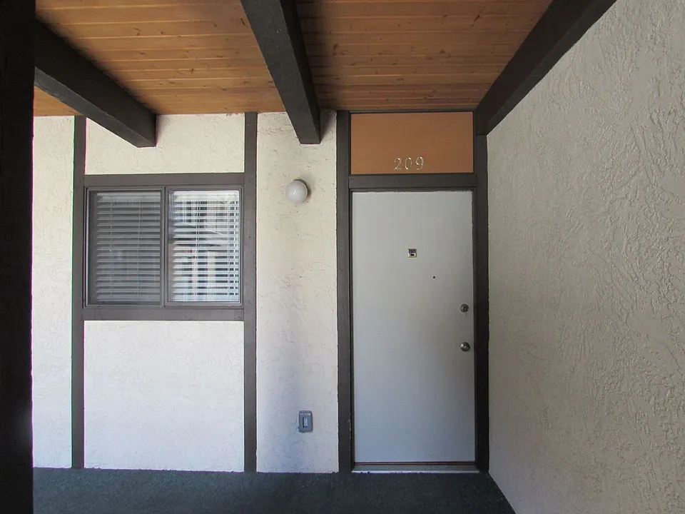 3231 Lakeside Dr #209