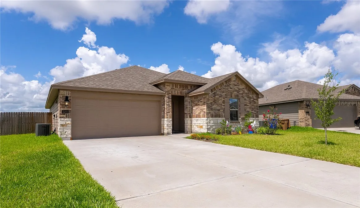 4 bed, 2.0 bath, 1736 sqft, $2,400 — Photo 2