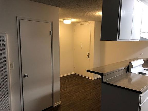 2nd image of 2900 Sunset Pl #108
