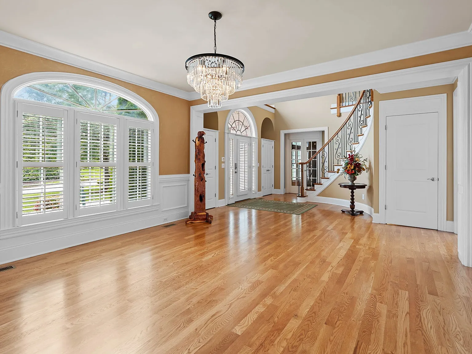 5 bed, 5.5 bath, 5986 sqft, $8,500 — Photo 4