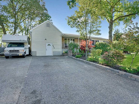 3rd image of 566 Vaughn Ave