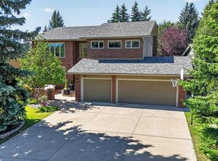 15 SE Woodacres Way SW, Calgary, AB T2W 4W2
