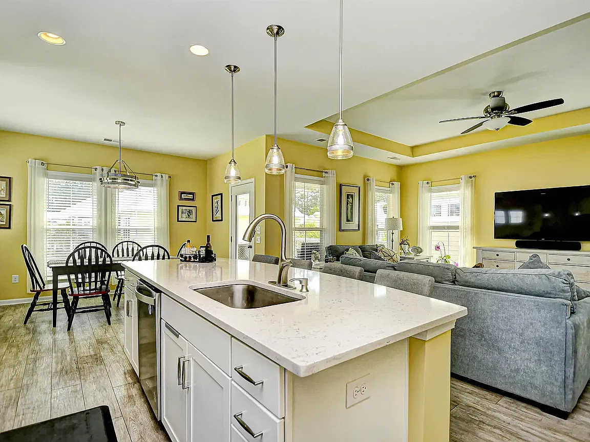 3 bed, 2600 sqft, $2,600 — Photo 3