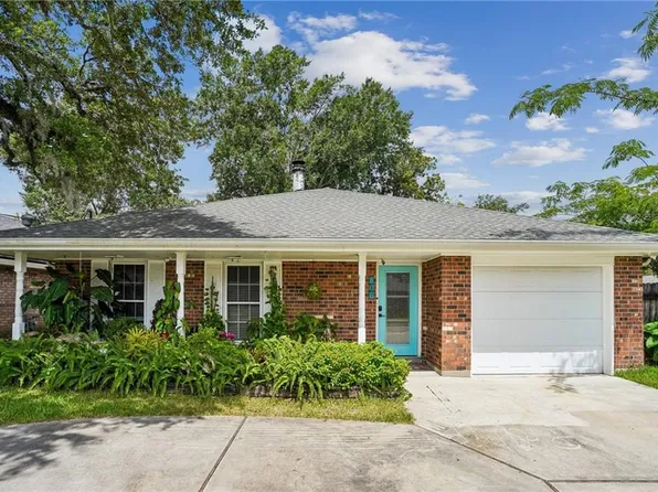 806 Colonial Club Dr, Harahan, LA 70123