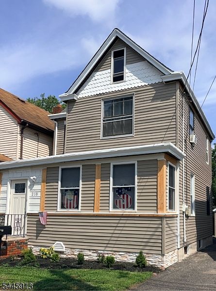 1st image of 218 W 2Nd St