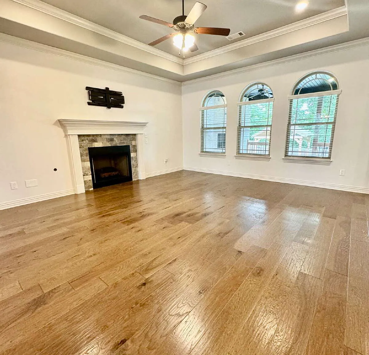 4 bed, 2.0 bath, 2250 sqft, $3,150 — Photo 3