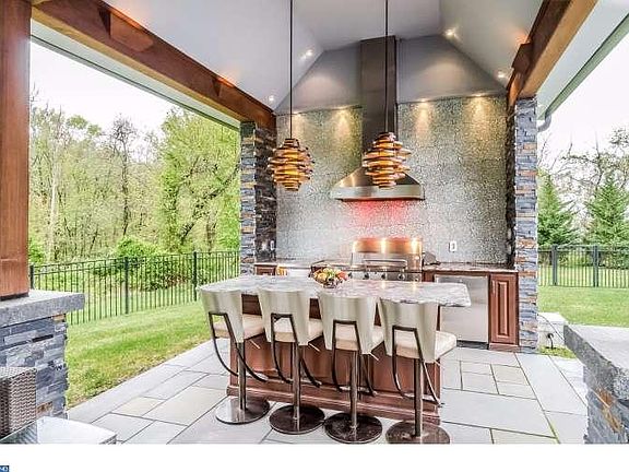 5th image of 124 Jane Chapman Dr W