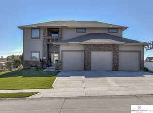 11019 Edgewater Dr, Papillion, NE 68046