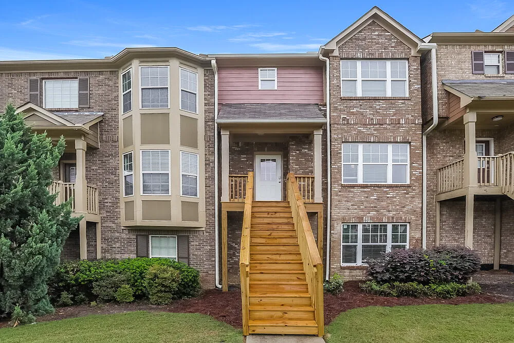 3 bed, 2.0 bath, 1905 sqft, $2,380 — Photo 1