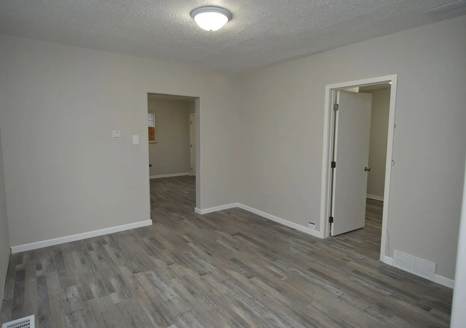 Fully remodeled 3 bedroom 2 bath near downtown and Greenway! — Photo 2