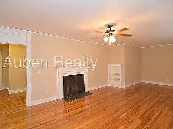 Spacious living room 