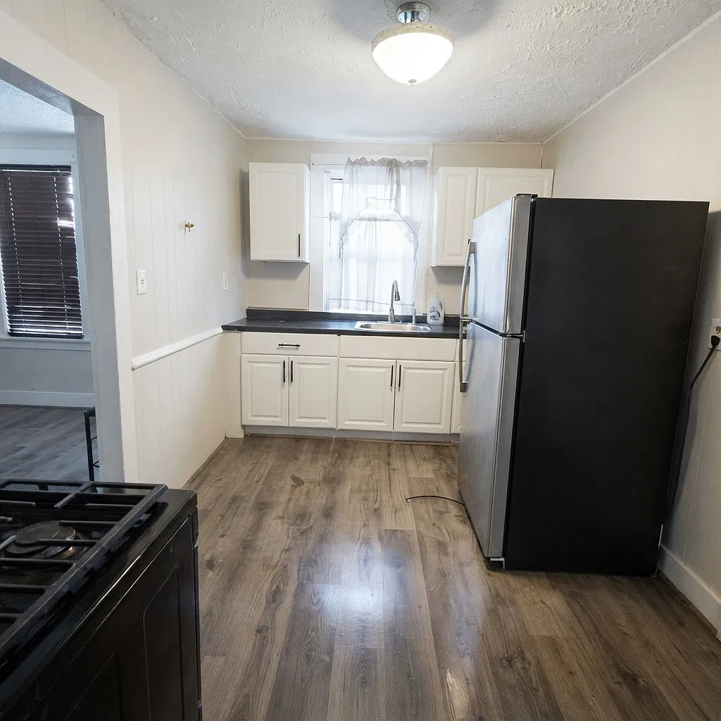 3 bed, 1040 sqft, $2,100 — Photo 3
