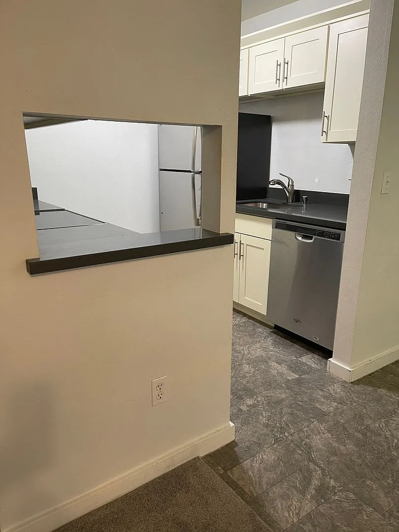 Ground Floor unit with a nice upgrade and small fenced Patio — Photo 4