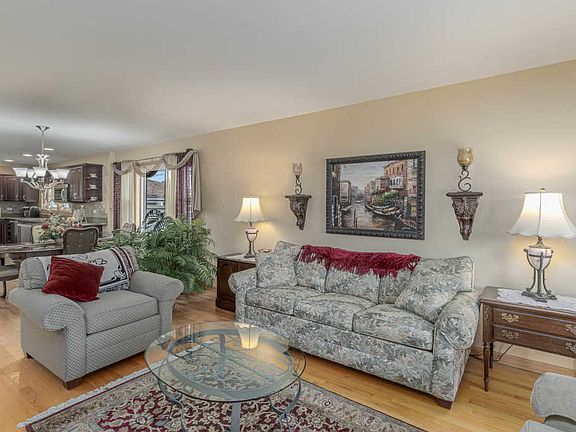 4th image of 733 Caryn Cir