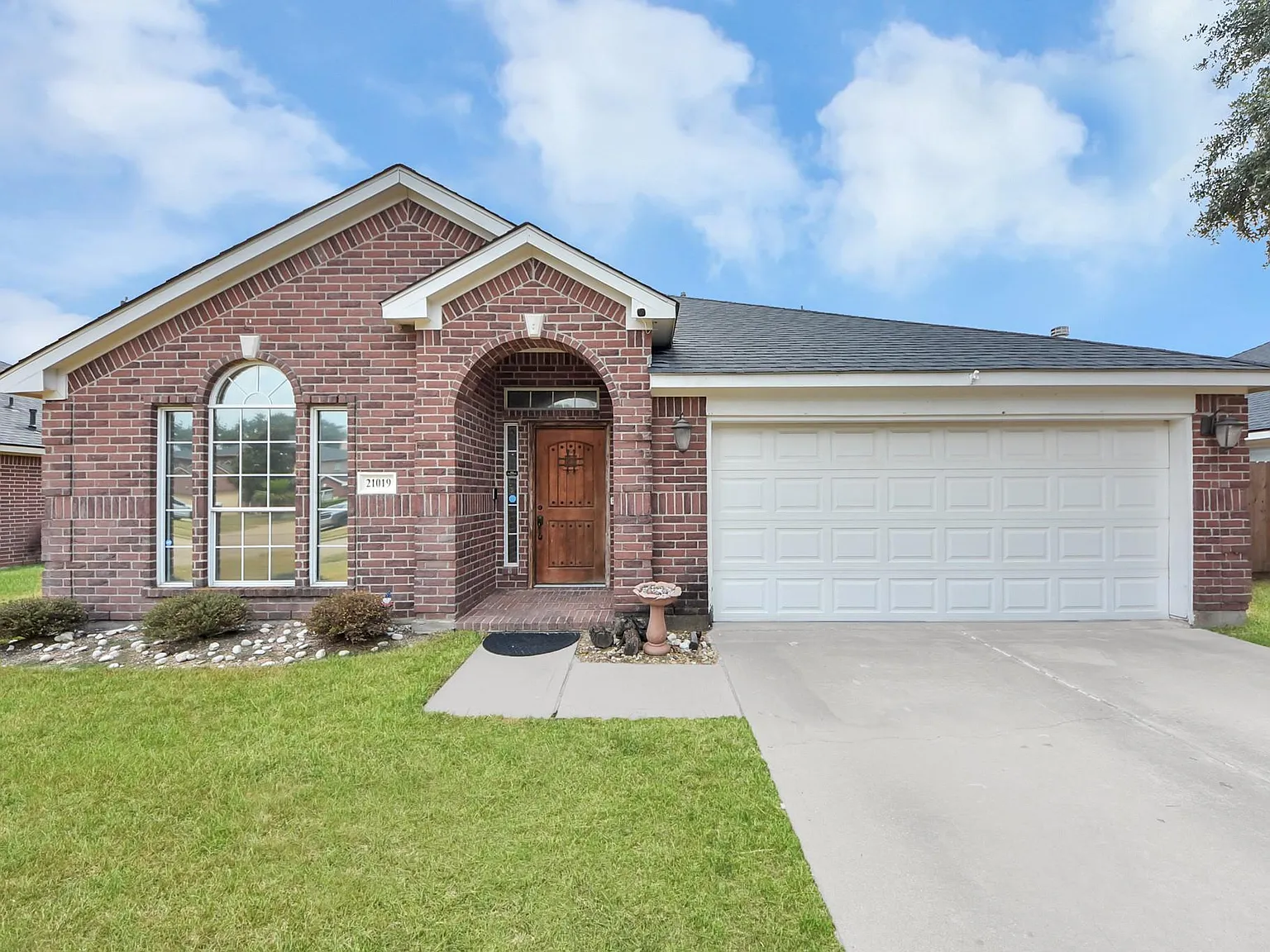 4 bed, 2.0 bath, 1859 sqft, $2,000 — Photo 1