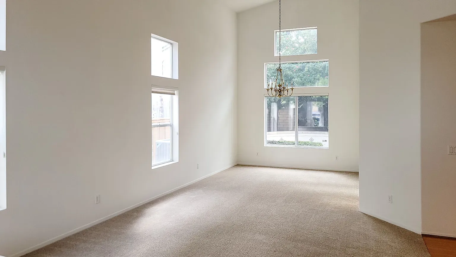 4 bed, 2523 sqft, $4,900 — Photo 4