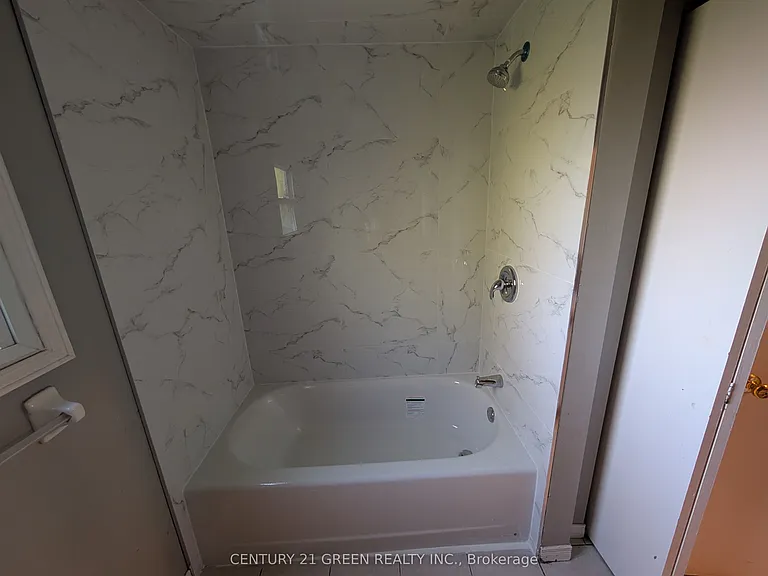 61 Ashley Cres — Photo 25