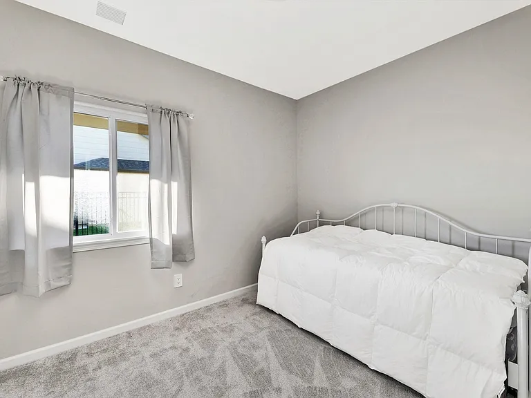 932 N Cloverleaf St — Photo 16