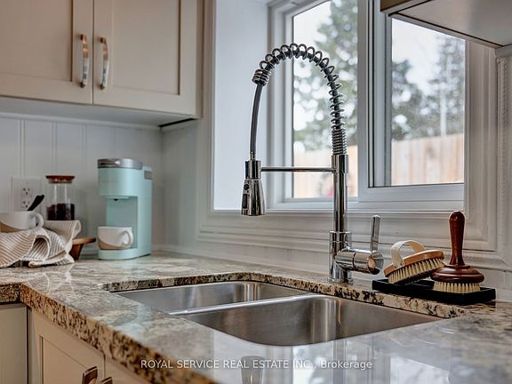 5th image of 285 Ridout St