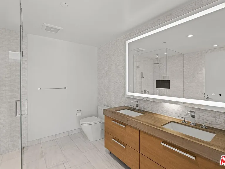 888 W East St #202 — Photo 31
