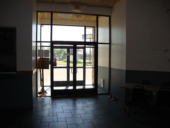 4th image of 415 N Benton Dr
